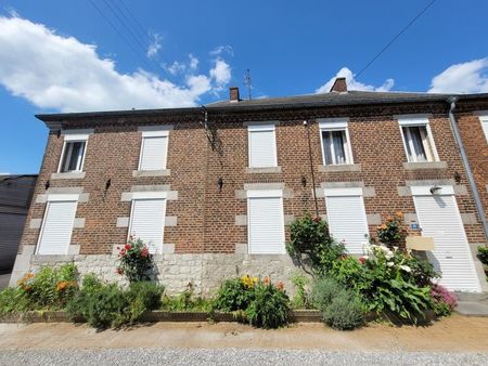 maison et grand hangar