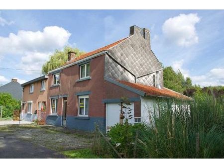 maison semi-mitoyenne deux chambres avec un grand jardin