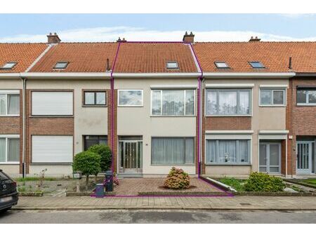 charmante gezinswoning met drie slaapkamers  tuin en garagebox