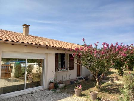 pavillon de plain-pied offrant trois chambres avec jardin et garage