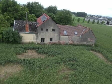 ancien moulin dans cadre bucolique