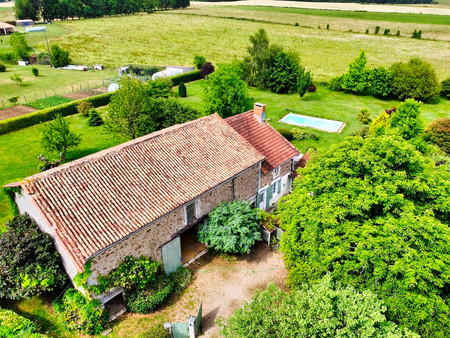 ancienne fermette restaurée avec ses dépendances  piscine et terrain autour.