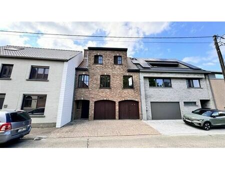 maison spacieuse avec 3 chambres  jardin et garage à zottege