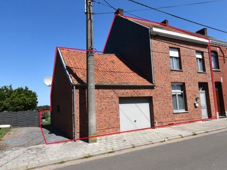 maison 3 façades 3 chambres avec garage et passage latéral!