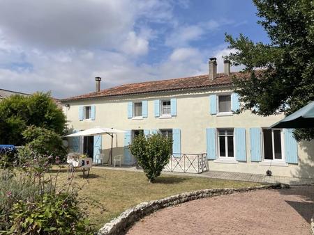 belle maison charentaise spacieuse avec potentiel