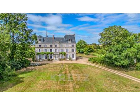 château rénové du xviiie siècles et son domaine