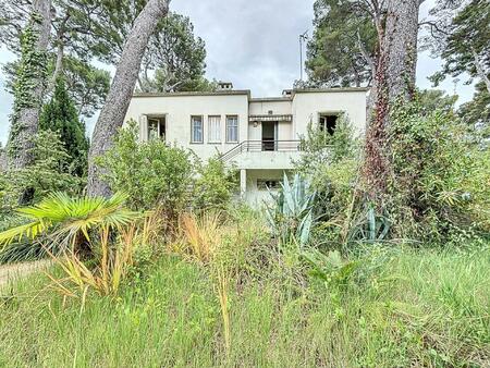 authentique maison à toit plat d’une surface d’environ 200 m2 sur 2 niveaux  implantée sur