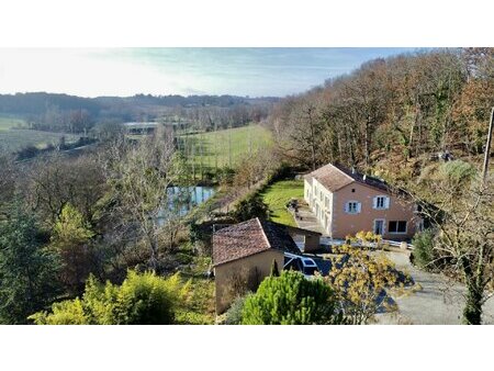 superbe maison en pierre avec lac et dépendances