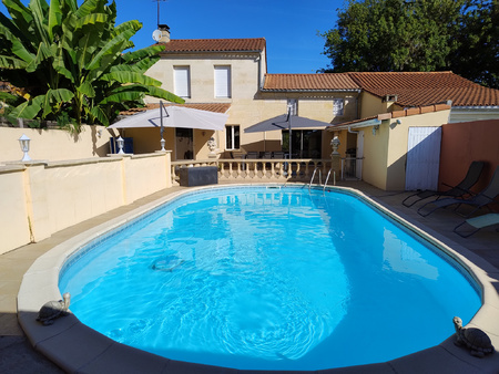 maison en pierre de taille avec piscine