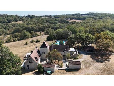 domaine de caratères avec piscine sur 13.5 hectares de terrain