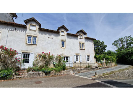 charmante maison de bourg à rafraîchir  offrant 5 chambres  située sur un terrain magnifiq