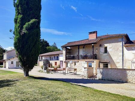 superbe corps de ferme du 17è siècle. rénovation de qualité. au calme  vue dégagée. belle 