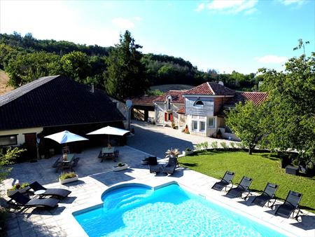 superbes anciennes longères en pierre  rénovées. maison principale plus 3 gîtes. salle de 