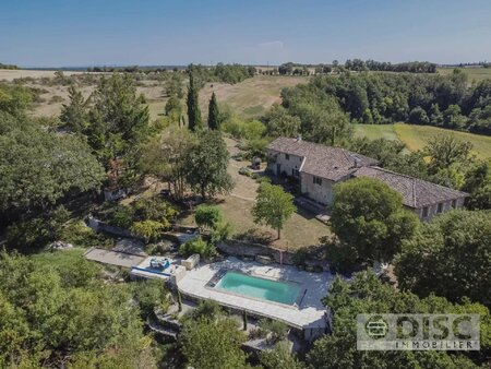 spacieuse propriété avec gîte  piscine et 10 hectares sur magnifique position.