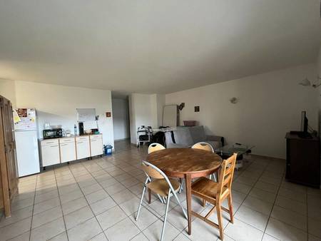 appartement f4 situé dans une résidence récente avec terrasse  jardin et deux garages