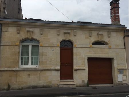 studio meuble n°1 : 32 m2 (25m2 loi carrez) : 750 euros/mois charges eau comprise