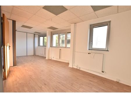 location locaux professionnels 72 m²