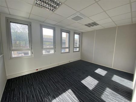 location locaux professionnels 310 m²