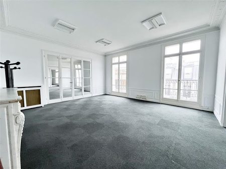 location locaux professionnels 320 m²