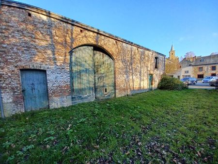 propriété comprenant une ancienne ferme entourée de terrains