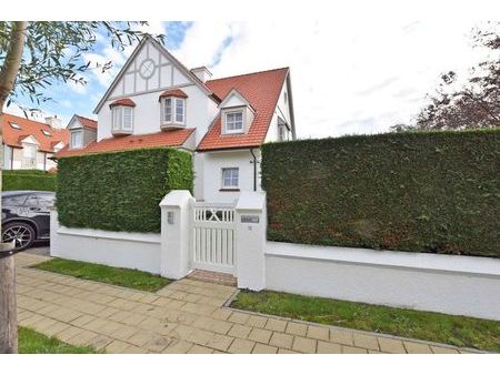 belle maison située dans un endroit calme près de la place