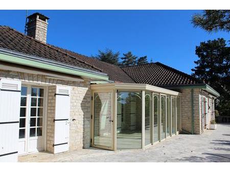 maison de plain pied  type 7  car port  sur un terrain clos de 2448 m²