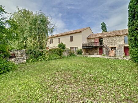 ancien corps de ferme avec potentiel commercial