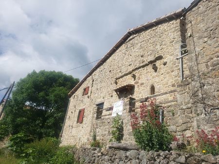 grande maison dans petit hameau