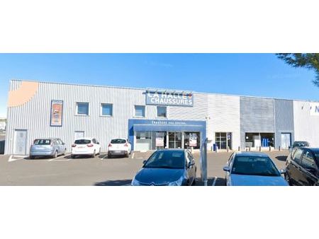 local commercial 610m2 + réserve 116 m2 + bureaux 80 m2