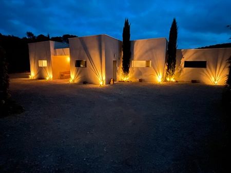 a carcès var studio meublé style loft avec terrasse