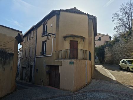 maison de village avec balcon