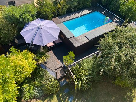 maison familiale années 30 avec piscine et jardin luxuriant