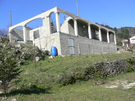 le vigan en cevennes terrain avec début de construction