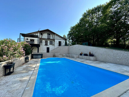 maison surélevée avec piscine  terrain privé et vue sur les pyrénées