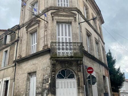 charmante maison en centre ville de la rochefoucauld à vendre