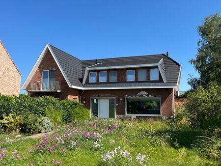 vernieuwde villa met 4 slaapkamers aan de stadsrand.