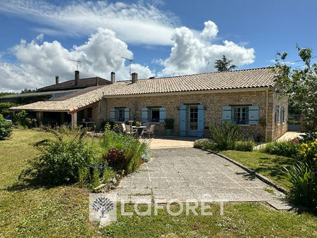 longère charentaise avec piscine et offrant vie en rez-de-chaussée proche saint-genis de s