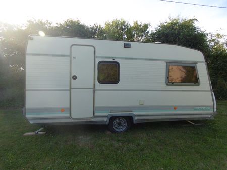 loue caravane dans notre jardin (nuit  semaine ou mois)