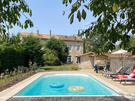 belle maison avec piscine et salle de concert