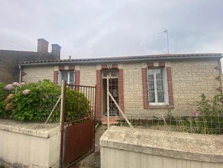 lucon quartier tres prise marche couvert adorable maison pierres plain pied avec annexes..