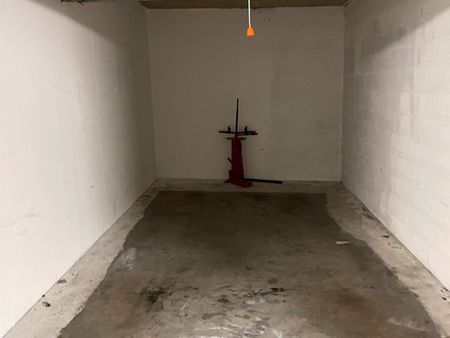 garage dans résidence avec caméra