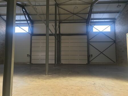 location hangar + bureaux 400m² 2300/mois ht 84400 apt