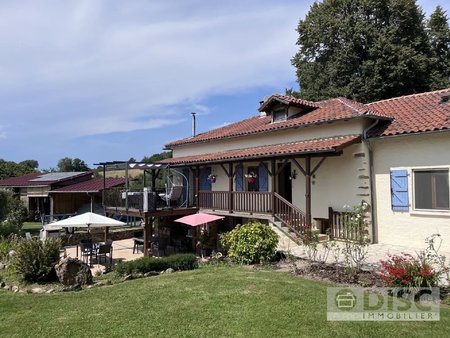 magnifique maison avec grand terrain  piscine et dépendances