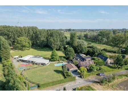 hoeve met paardenstallingen en ingebouwd zwembad op 10.515m²