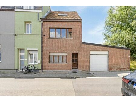 te renoveren half open bebouwing met garage.