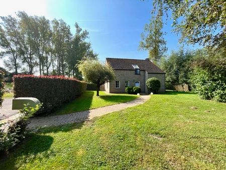 villa 4 facades sur parcelle de 1580m2 à la campagne