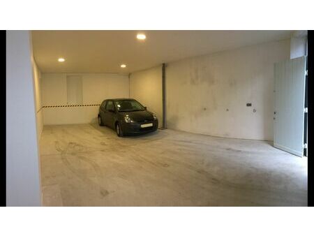 grand garage à louer de 49m²