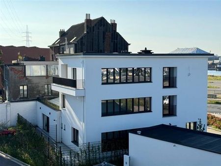 building met kantoren/appartementen 647m² langs albertkanaal