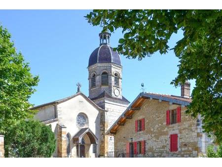 dans un village médiéval entre bresse et jura  une maison entièrement rénovée à la vue...