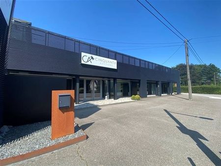 surface commerciale de +- 380m² avec espace stockage de +- 2